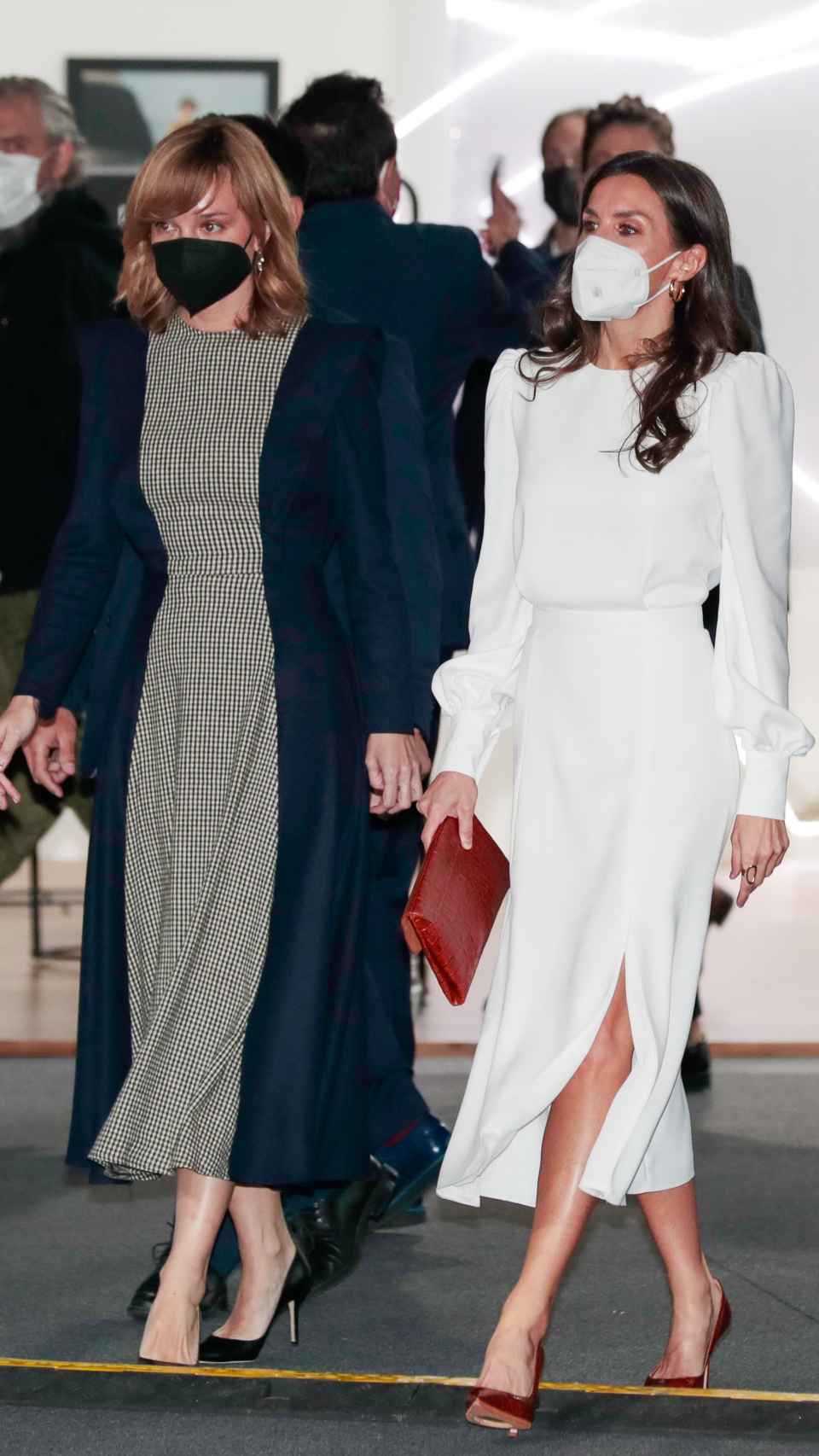 La Reina ha seleccionado una falda blanca plisada con gran abertura.