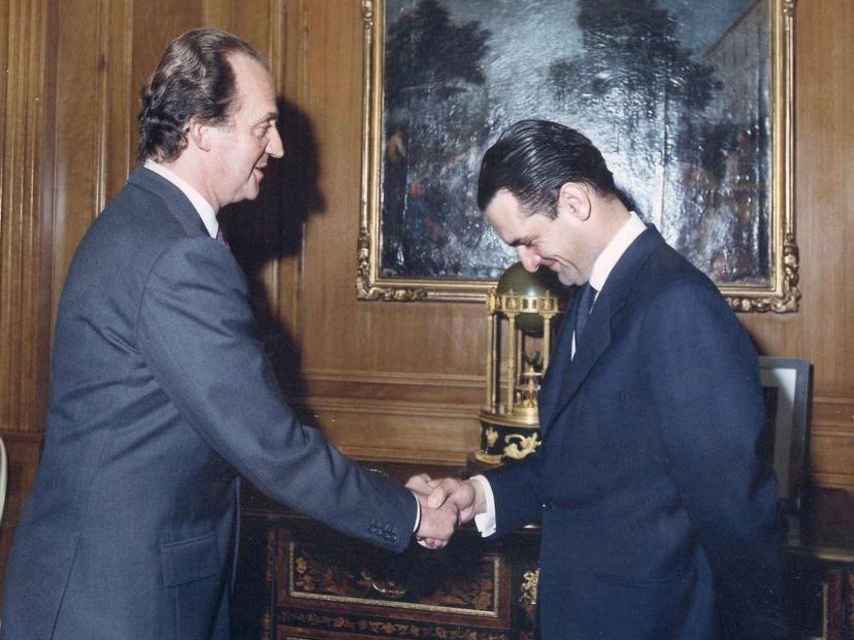 Mario Conde saluda a Juan Carlos I, en una imagen de archivo.