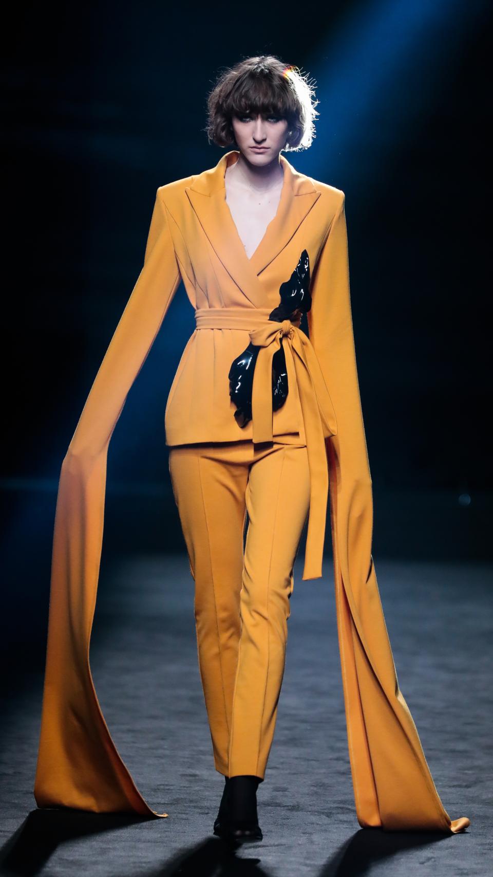 Una modelo desfila para Roberto Diz en MBFWM.