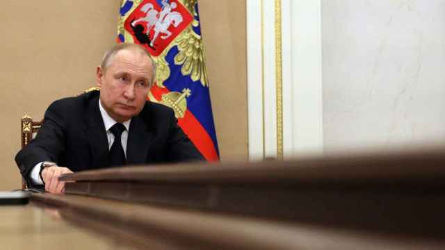 Vladímir Putin atiende una videoconferencia en el Kremlin.