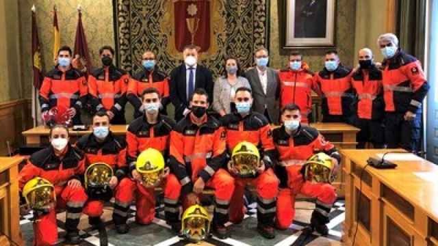 Tradicional entrega de cascos a los nuevos bomberos de Cuenca