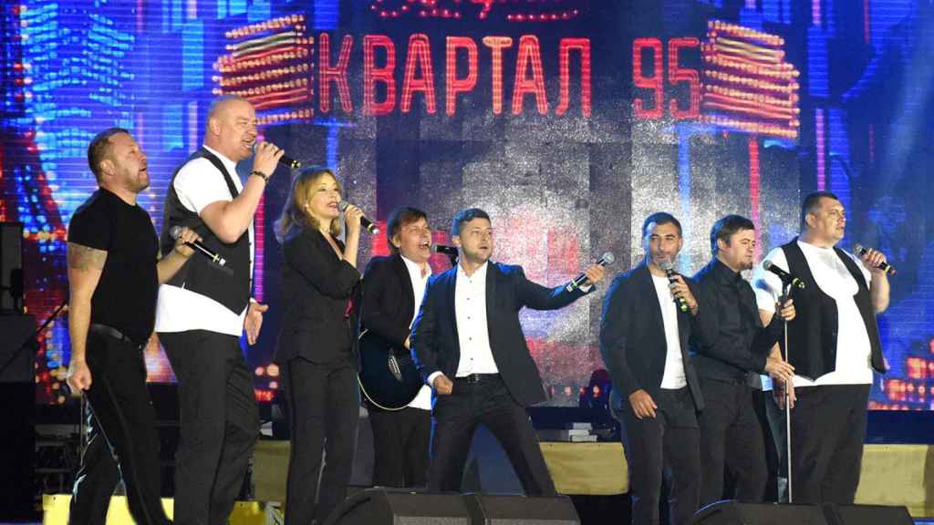 Zelenski, en el centro, en una actuación en 2018 con sus compañeros del grupo Kvartal 95.
