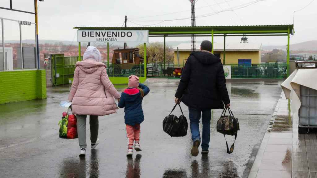 Una familia refugiada de Ucrania llega a Ajalvir (Madrid) tras un viaje en autobús organizado por Remar y Mensajeros de la Paz, este viernes 11 de marzo.
