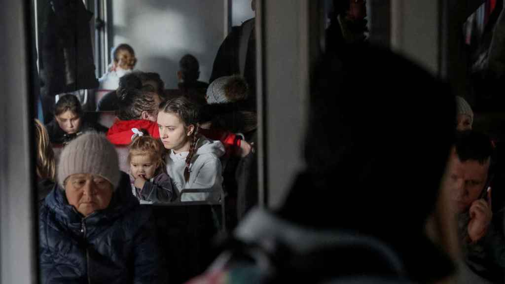 Ciudadanos ucranianos en el tren que los evacuará de la capital, Kiev.