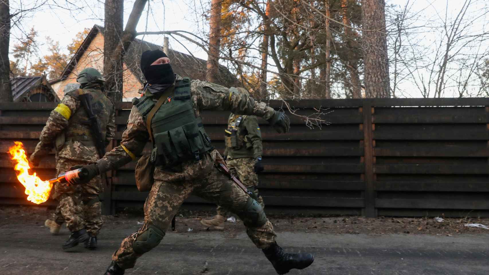 Un soldado ucraniano lanzando un cóctel molotov en las afueras de Kiev.