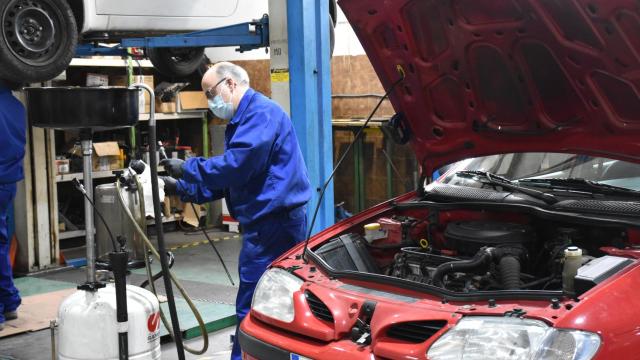 Centro de Formación Profesional Ocupacional del Ecyl de Zamora: mecánicos formándose en el taller de automoción