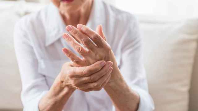 Los temblores de manos son el síntoma más reconocible del Parkinson.
