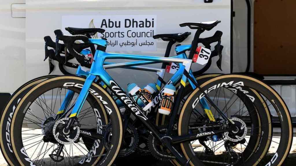 Bicicletas del equipo Astana preparadas para una carrera