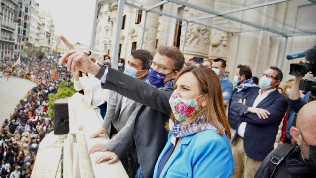 Feijóo, en la plaza del Ayuntamiento de Valencia. EE