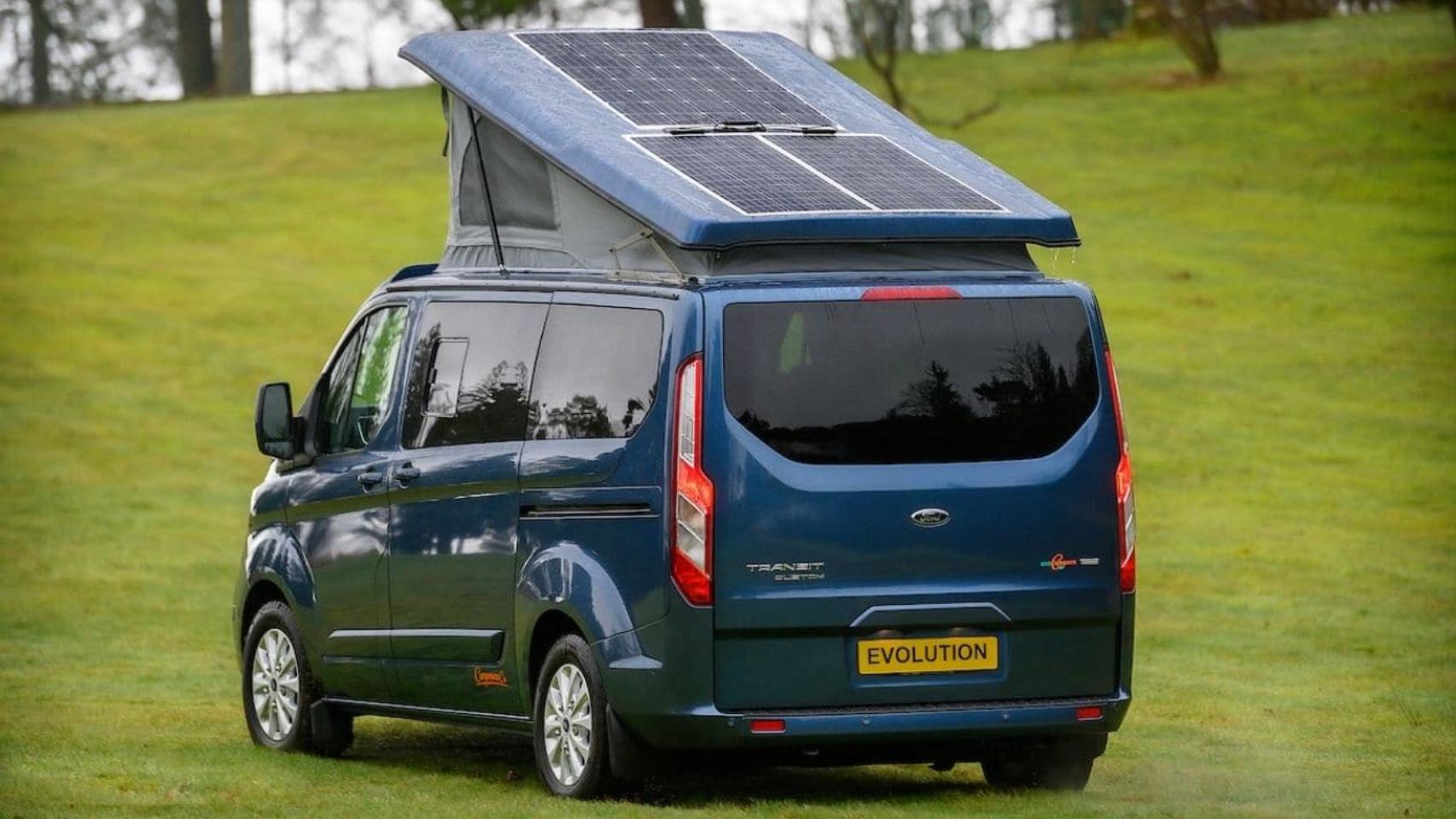 La caravana eléctrica con paneles solares en el techo que la cargan  mientras se conduce