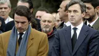 José María Aznar guarda un minuto de silencio junto a Ángel Acebes, un día después de los atentados del 11-M.