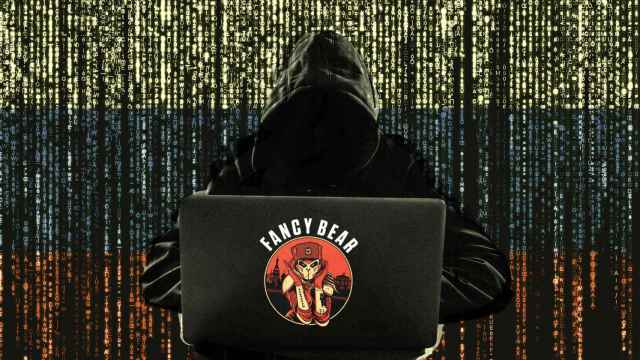 Un hacker con el logo de Fancy Bears.