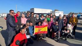 Bomberos del CPB y familias de ucranianos refugiados, en su llegada a Málaga.