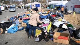 Refugiados de Ucrania llegan a la frontera polaco-ucranian.