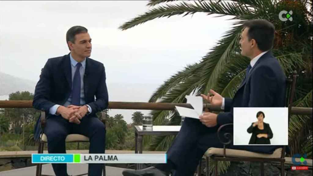 El presidente Pedro Sánchez, durante la entrevista concedida este sábado a la TV autonómica de Canarias.