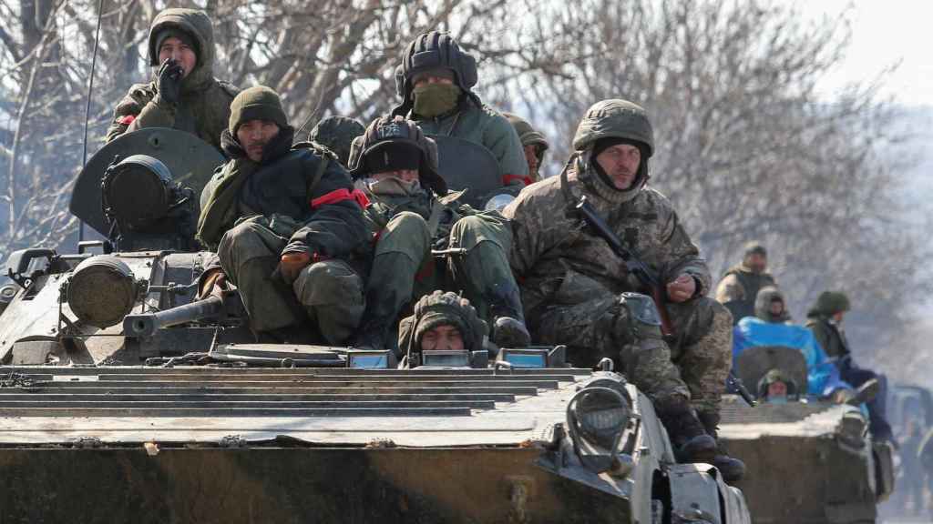 Soldados prorrusos en la región de Donetsk, este sábado.