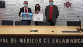 Momento del donativo de el Colegio Oficial de Médicos de Salamanca a UNICEF