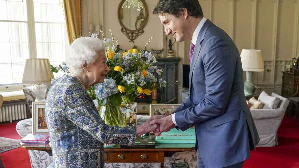 Isabel II en su última aparición pública, junto al primer ministro de Canadá.