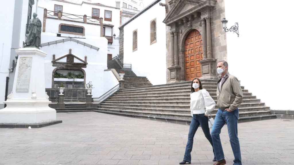 Antes del acto, Letizia y Felipe VI dieron un paseo por la ciudad.
