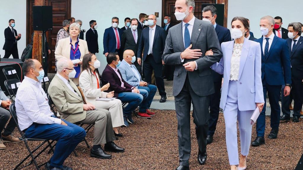 La reina Letizia junto a Felipe VI y diversas autoridades en el acto de homenaje a La Palma.