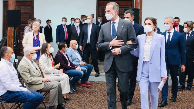 La reina Letizia junto a Felipe VI y diversas autoridades en el acto de homenaje a La Palma.