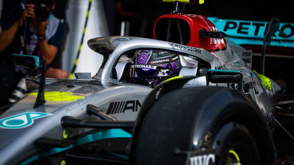 Lewis Hamilton con su Mercedes W13 durante los test de pretemporada en Bahréin