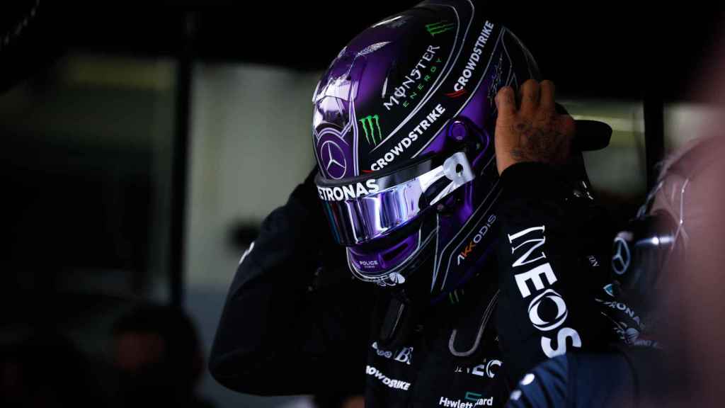 Lewis Hamilton en el box de Mercedes en Bahréin