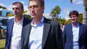 Alberto Núñez Feijóo, este sábado en Tenerife junto al presidente del PP de Canarias, Manuel Domínguez, y el líder del partido en la isla, Emilio Navarro.