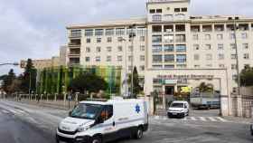 Una ambulancia abandona el Hospital Regional de Málaga.