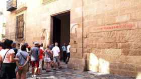 Personas entrando al Museo Picasso Málaga.