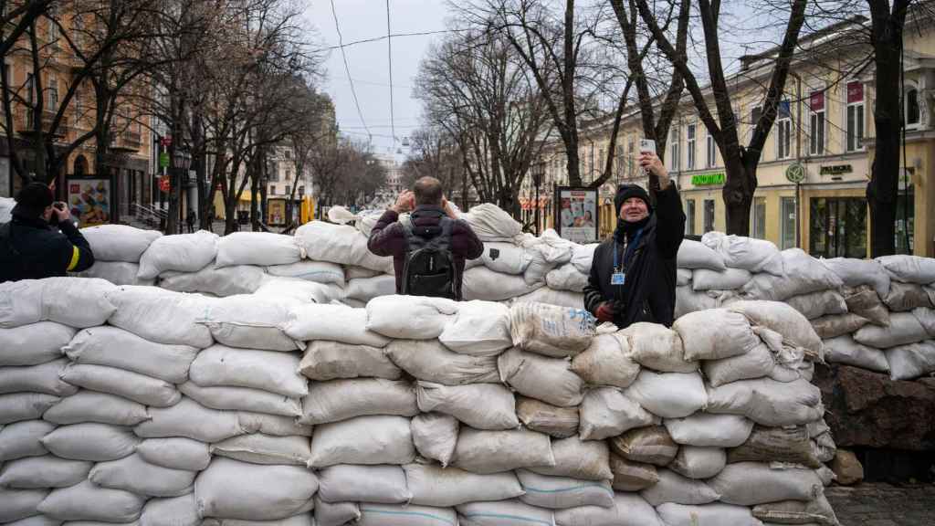 Un periodista inmortaliza el momento de su visita a las barricadas de la defensa de Odesa.