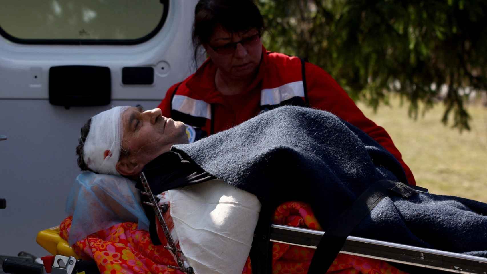 Los servicios de emergencias transportan a un militar herido tras el ataque a la base de Yavoriv.
