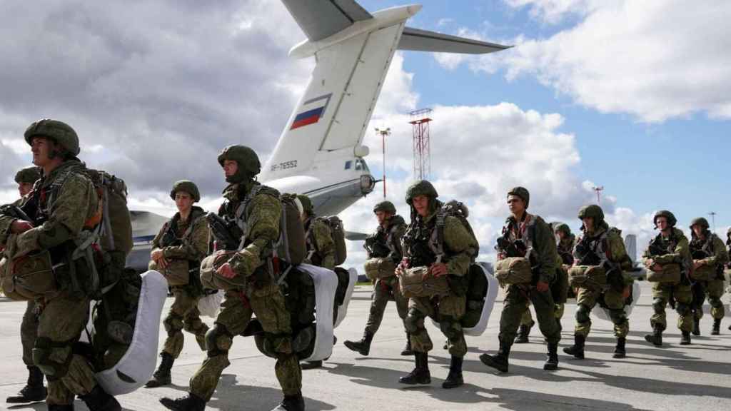 Paracaidistas rusos durante un entrenamiento.