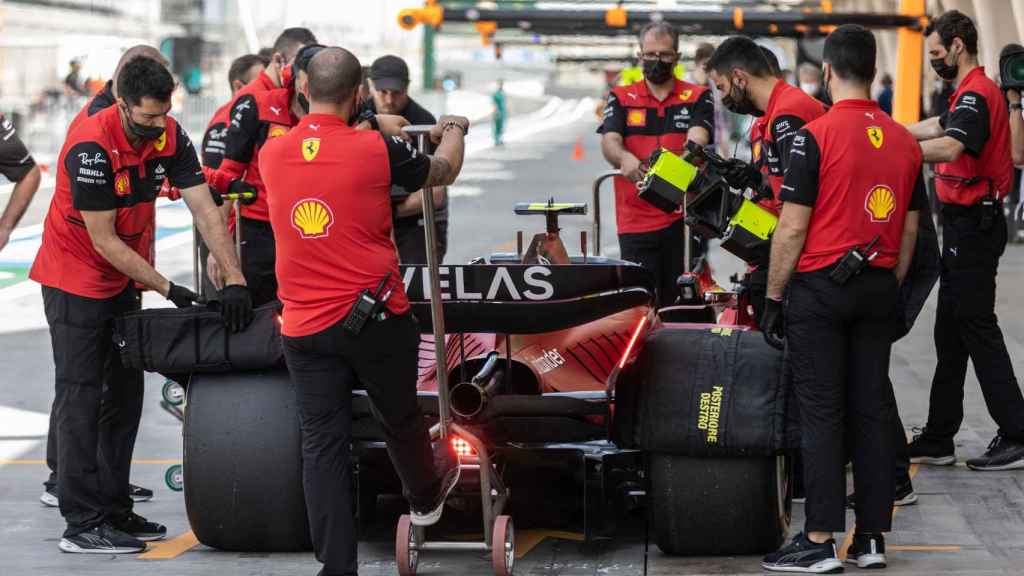 El Ferrari F1-75 de Carlos Sainz en los boxes del circuito de Bahréin