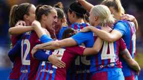 Piña de las jugadoras del Barcelona Femenino para celebrar un gol en la temporada 2021/2022