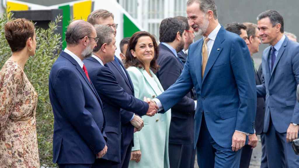 Greeting at the Conference of Presidents between King Felipe VI and the President of Castilla-La Mancha, Emiliano García-Page.  Photo: Community Board