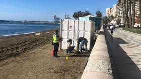 Agentes de la Policía Nacional tras encontrar el cadáver de un hombre junto al Paseo Marítimo Pablo Ruiz Picasso, en Málaga capital.