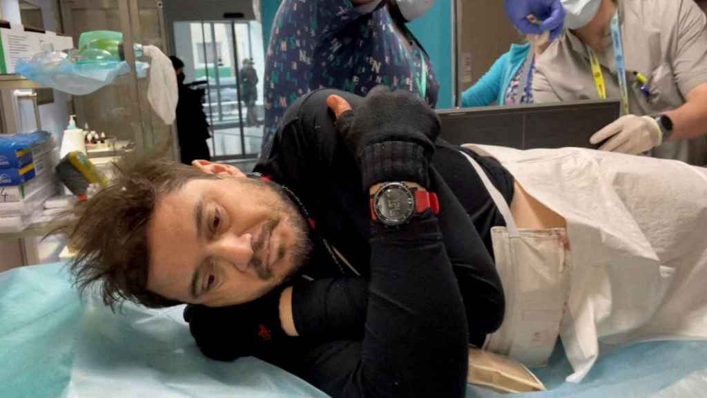 El periodista Juan Arredondo es atendido en el hospital tras un ataque ruso.