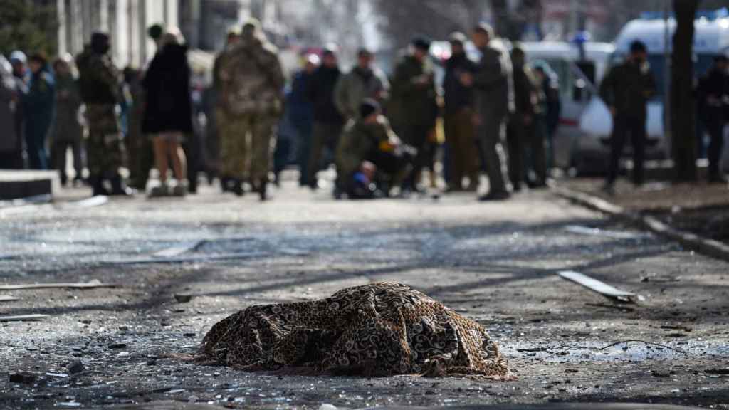 El cuerpo muerto de una persona yace en las calles de Donetsk tras los bombardeos rusos.