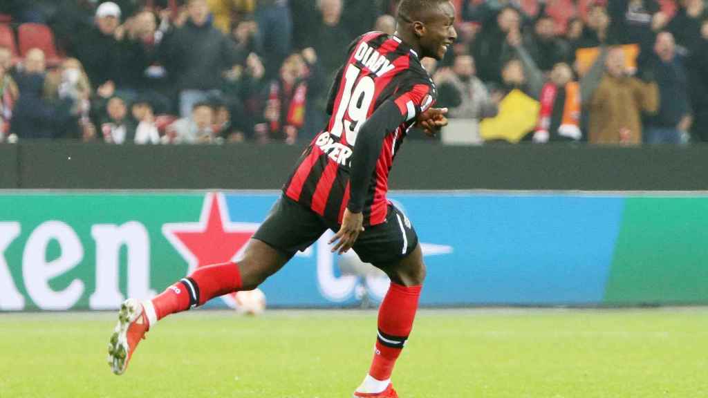 Moussa Diaby celebra un gol.