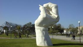 La escultura de la mano, ( “Dibuixar l'espai” obra de Pepe Azorín), icono  del campus alicantino.