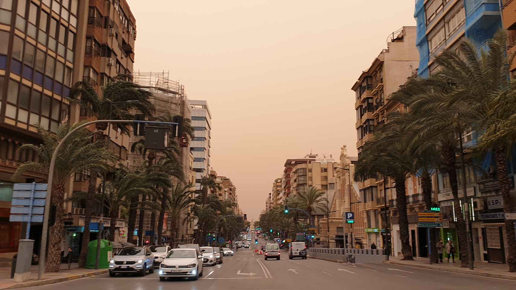 El polvo en suspensión ha cambiado la tarde en Alicante.