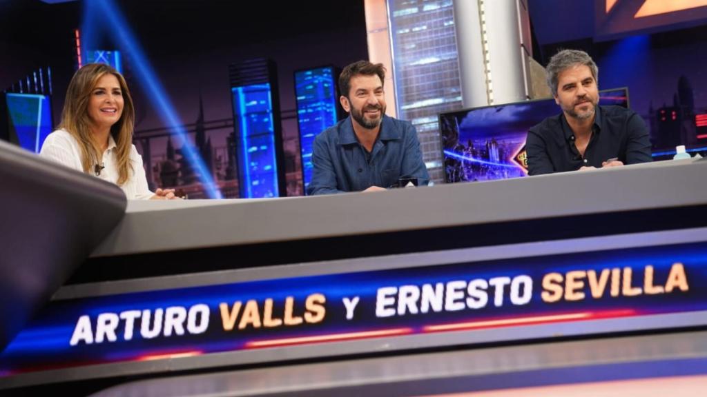 El tropiezo de Nuria Roca que provoca la risa de Pablo Motos.