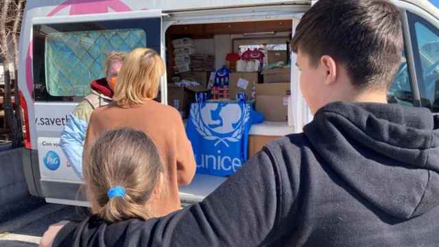 Una furgoneta de Unicef prestando ayuda a refugiados de Ucrania