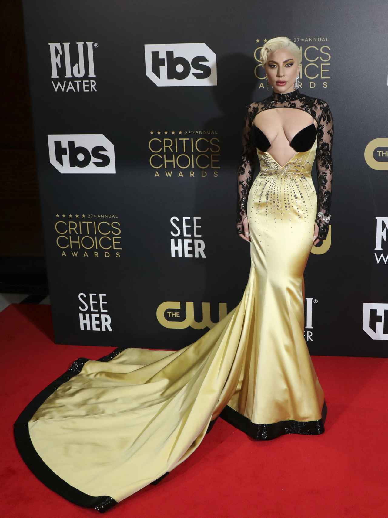 Del glamour de Selena Gomez al brillo de Kristen Stewart: los mejores  'looks' de los premios Critics Choice