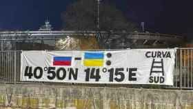 Los ultras del Hellas Verona muestran una pancarta pidiendo a Rusia bombardear