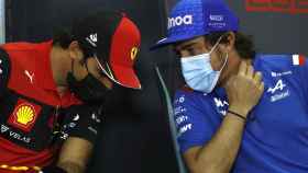 Carlos Sainz y Fernando Alonso habla en Bahréin
