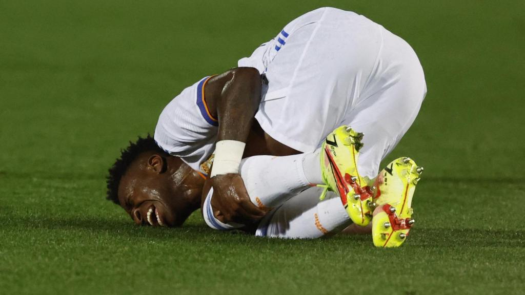 Vinicius, en el suelo tras una entrada de Pablo Maffeo