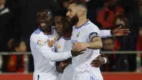 Karim Benzema celebra su gol al Mallorca