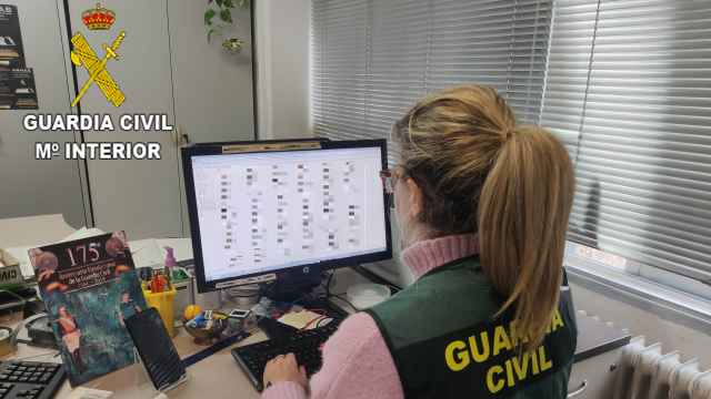 Una agente de la Guardia Civil trabajando delante de un ordenador.